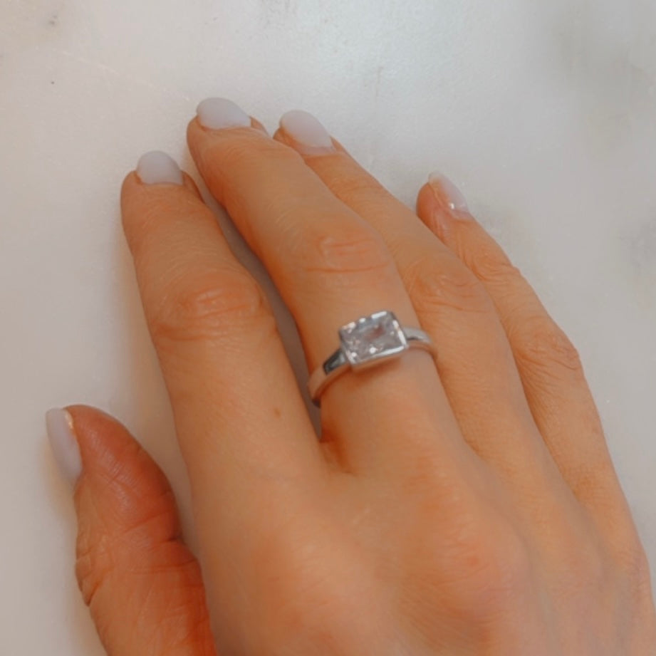 Sterling Silver Solitaire Special Emerald Set Sideways Ring