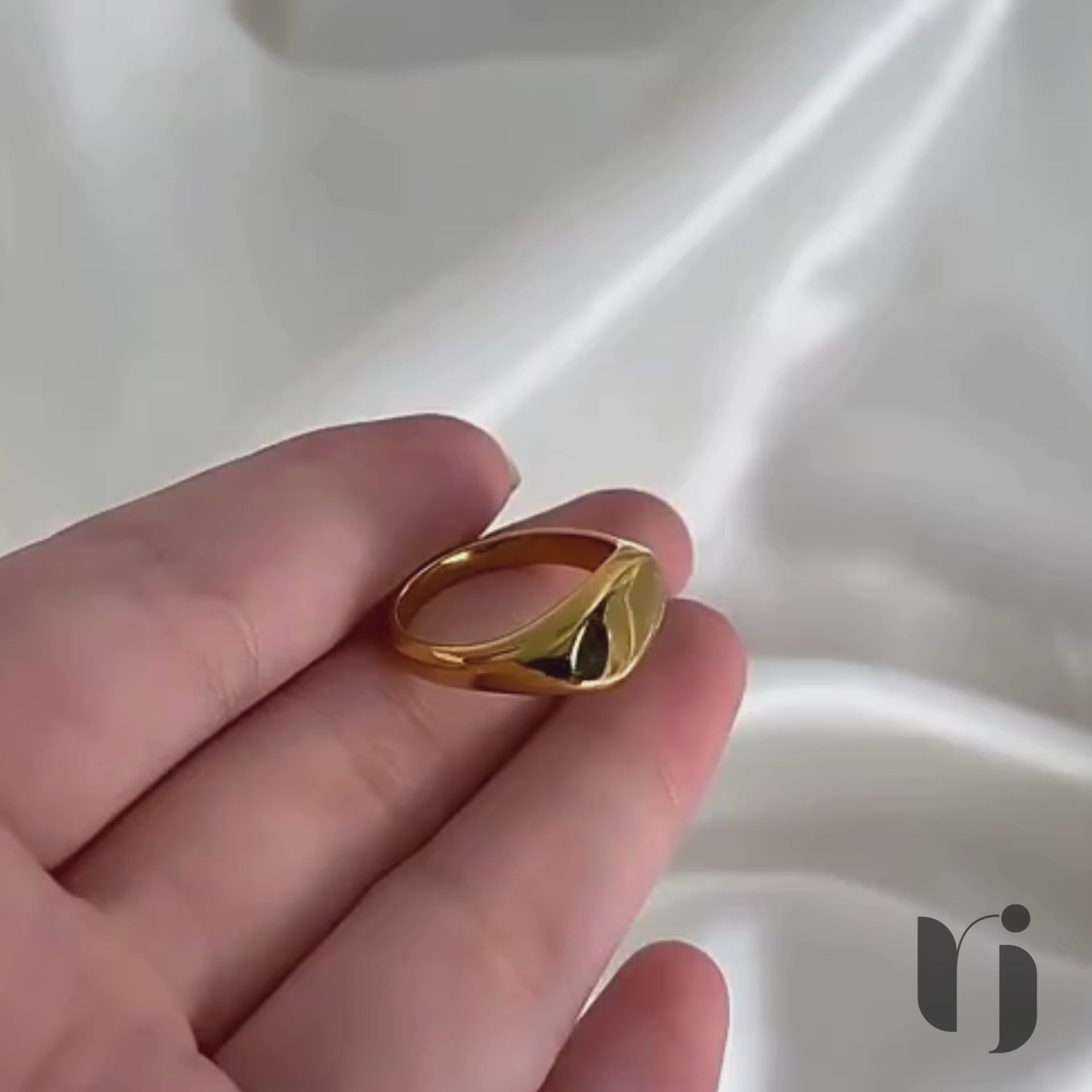 Classico Signet Ring